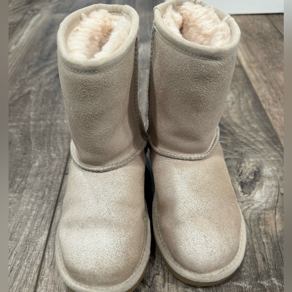 Girls Classic Uggs size 13 light tan